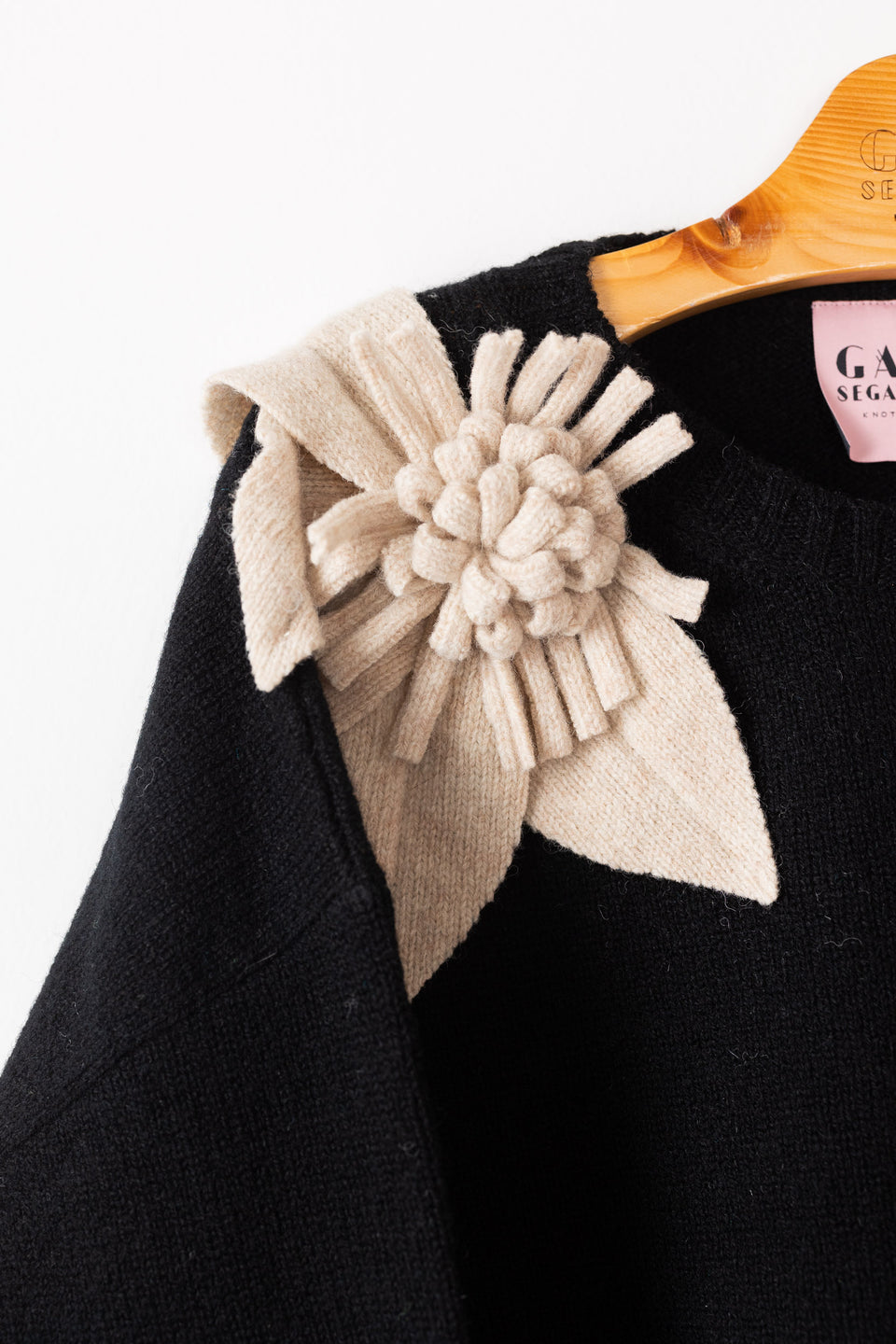 Bloom sweater - black with cappuccino flowers