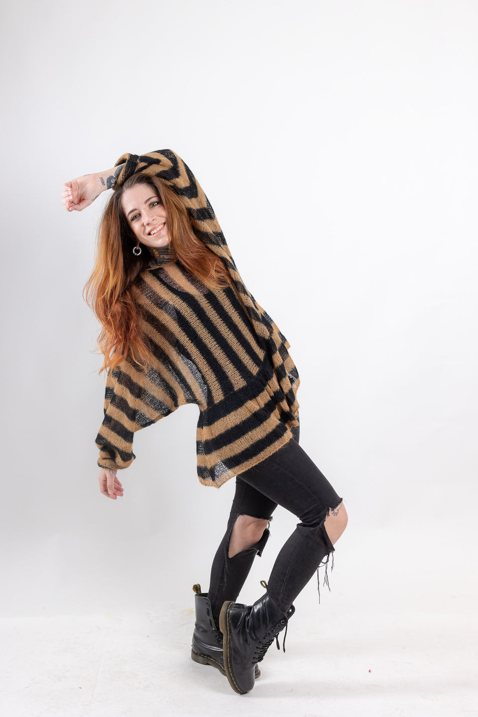 Punky - crew neck with ruffles - striped charcoal and camel