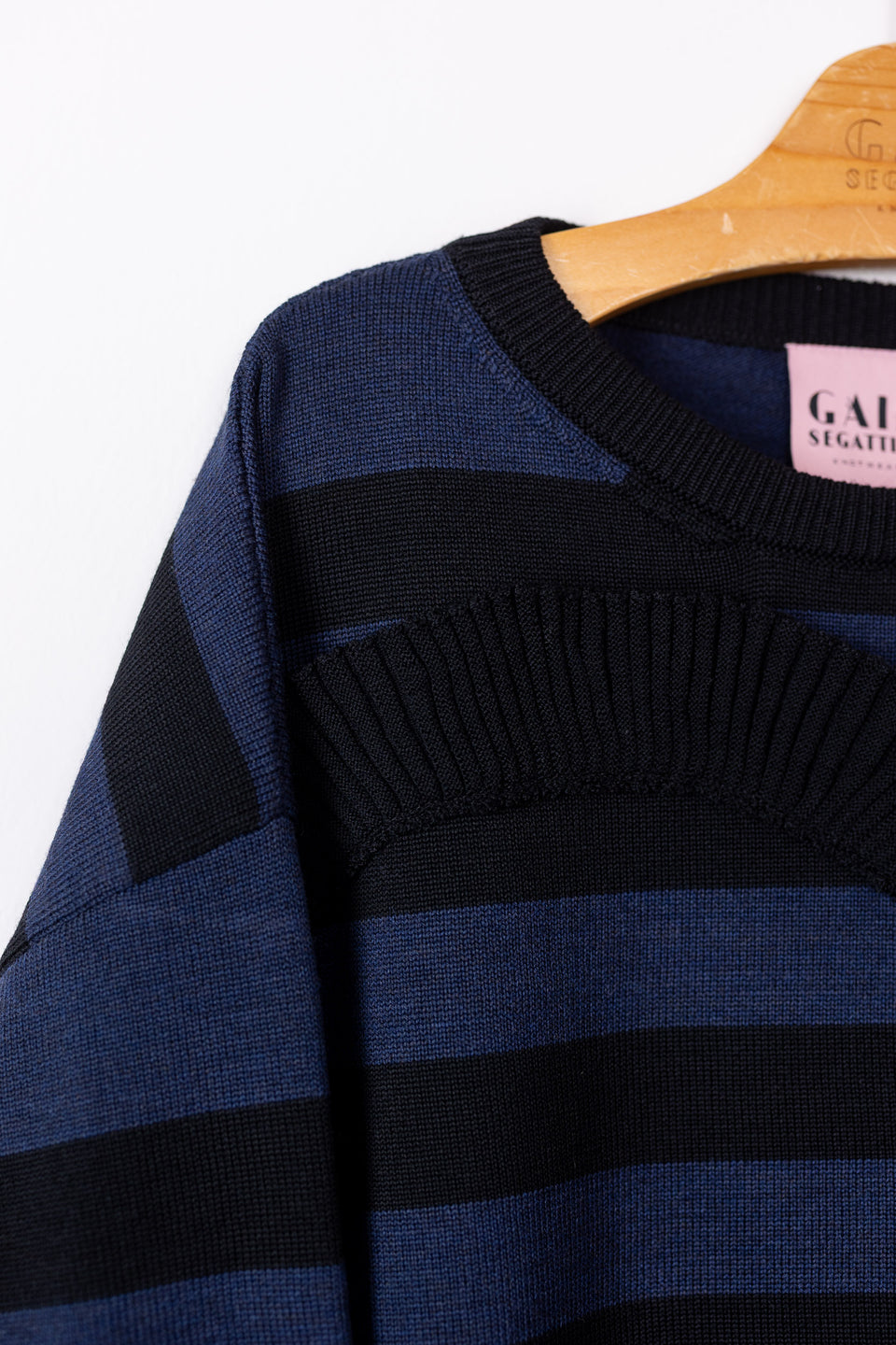 Hug - Black and white