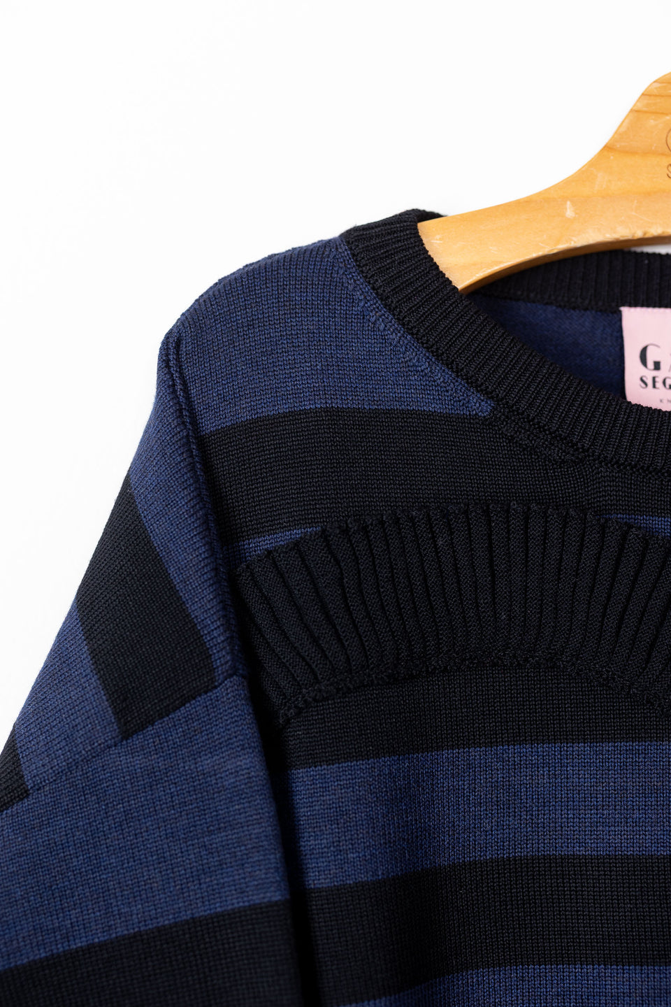 Hug - Black and white