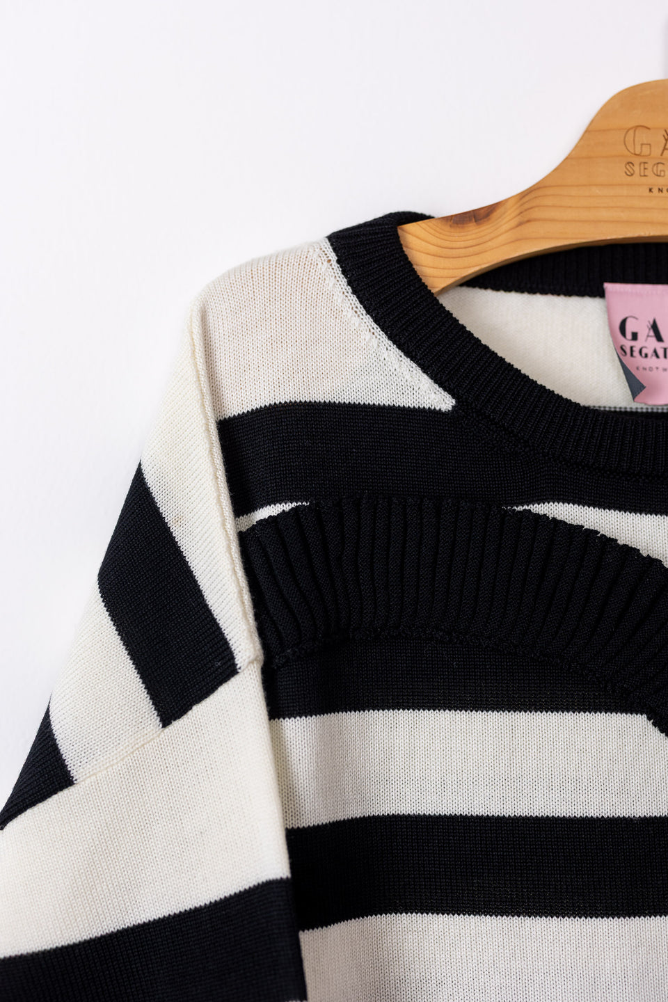 Hug - Black and blue